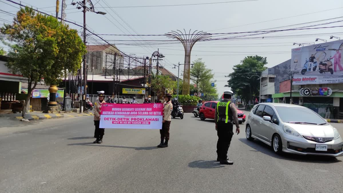 Foto: Polres Madiun Kota mengajak pengendara berhenti sejenak mengikuti hening cipta saat detik-detik Proklamasi HUT ke-81 RI di Kota Madiun