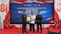 Foto: Kapolresta Sidoarjo Christian Tobing menerima penghargaan rekor MURI layanan SIM Keliling 24 jam selama 17 hari. Foto: Kapolresta Sidoarjo Christian Tobing menerima penghargaan rekor MURI layanan SIM Keliling 24 jam selama 17 hari.