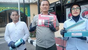 Foto: Satresnarkoba Polres Pelabuhan Tanjung Perak mengamankan barang bukti 89,81 gram sabu dalam pengungkapan kasus narkotika di Asemrowo Surabaya