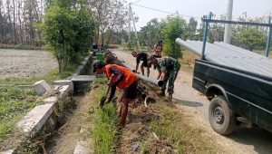 Foto: Babinsa Desa Geger Sertu Nur Amarudin mendampingi pembangunan konstruksi irigasi perpipaan untuk lahan pertanian warga