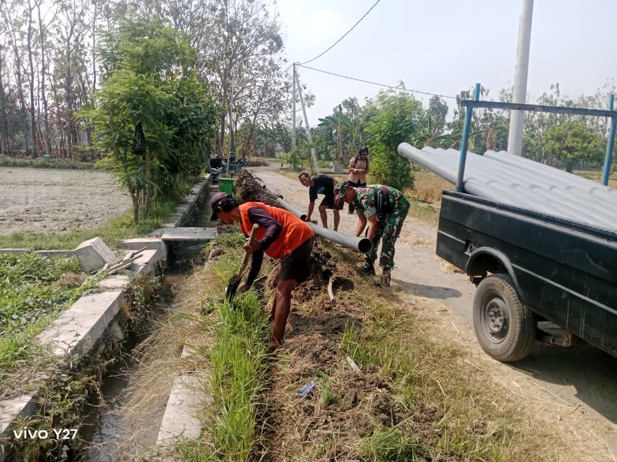 Foto: Babinsa Desa Geger Sertu Nur Amarudin mendampingi pembangunan konstruksi irigasi perpipaan untuk lahan pertanian warga