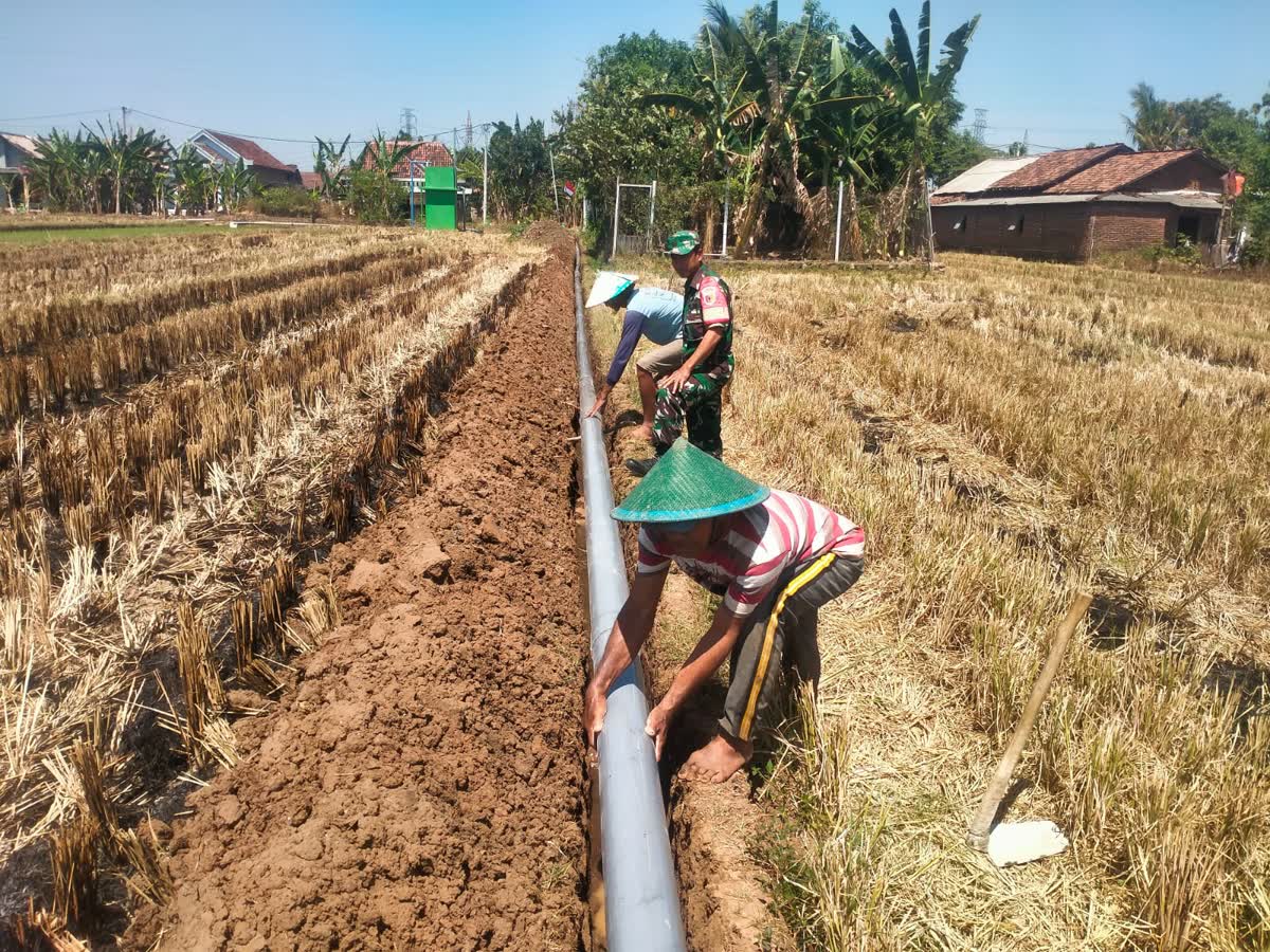 Foto: Babinsa Desa Geger Sertu Nur Amarudin mendampingi pembangunan konstruksi irigasi perpipaan untuk lahan pertanian warga