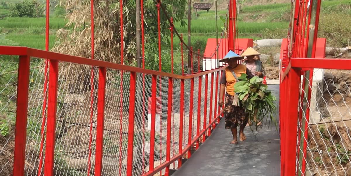 Foto: Jembatan Garuda Madiun mempermudah akses dan mobilitas warga menuju sekolah serta fasilitas umum.