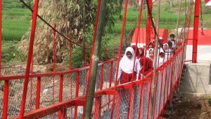 Foto: Jembatan Garuda Madiun mempermudah akses dan mobilitas warga menuju sekolah serta fasilitas umum.