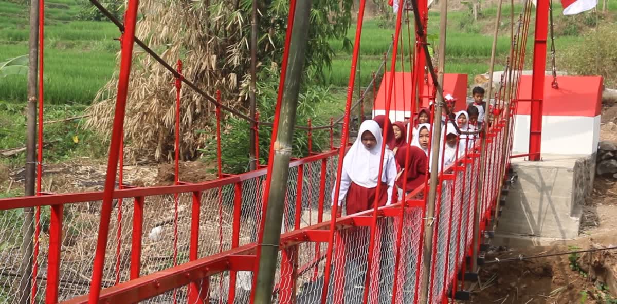Foto: Jembatan Garuda Madiun mempermudah akses dan mobilitas warga menuju sekolah serta fasilitas umum.