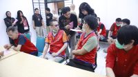 Foto: Pelimpahan 46 tersangka sindikat love scamming internasional ke JPU Kejari Surabaya Foto: Pelimpahan 46 tersangka sindikat love scamming internasional ke JPU Kejari Surabaya