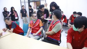 Foto: Pelimpahan 46 tersangka sindikat love scamming internasional ke JPU Kejari Surabaya