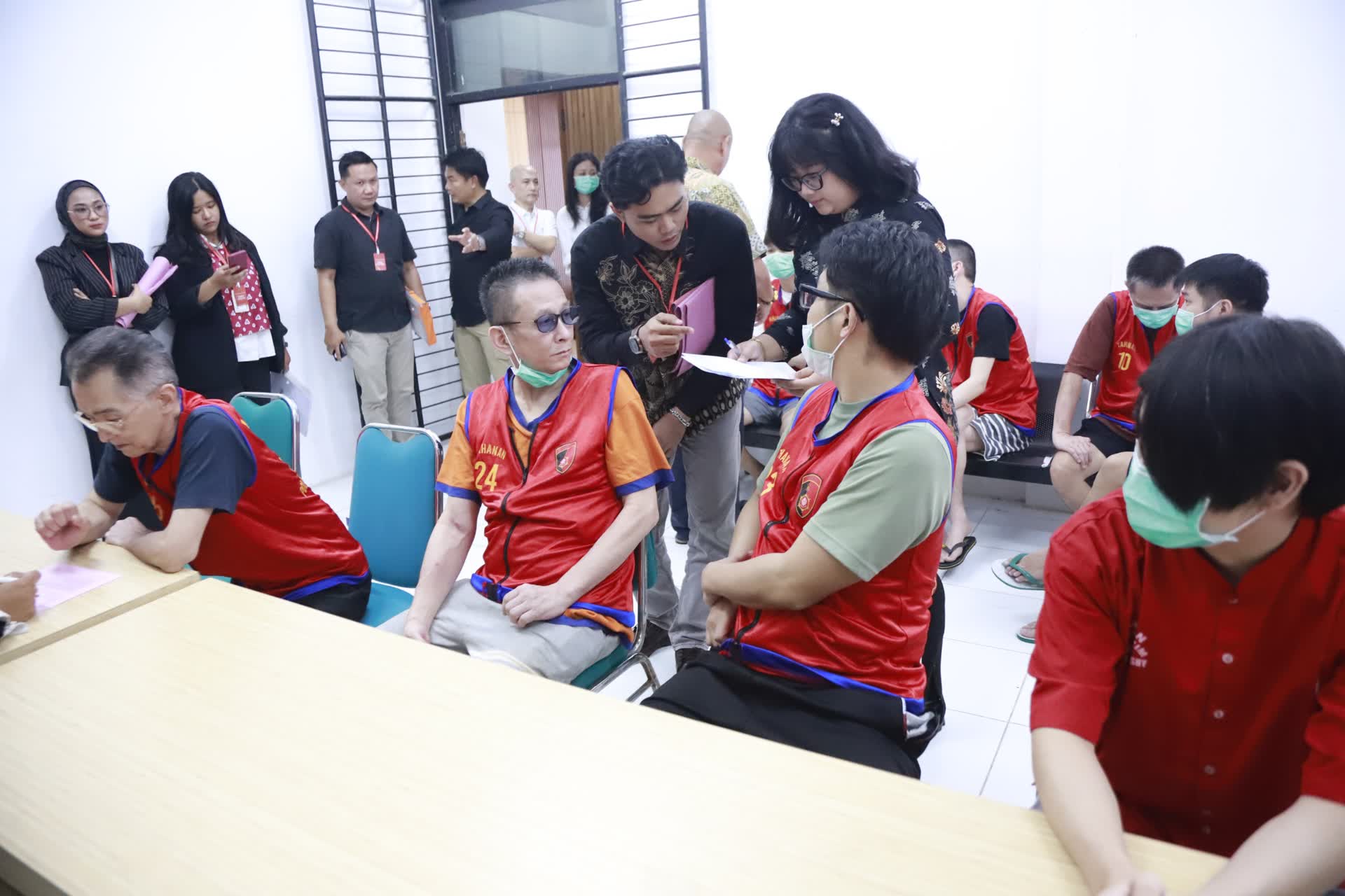 Foto: Pelimpahan 46 tersangka sindikat love scamming internasional ke JPU Kejari Surabaya