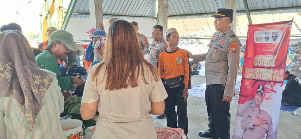 Foto: Satbinmas Polres Madiun Kota menggelar Curhat Kamtibmas dan Jumat Berkah bersama pemilah sampah di TPA Winongo Madiun