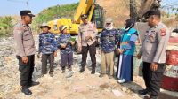 Foto: Satbinmas Polres Madiun Kota menggelar Curhat Kamtibmas dan Jumat Berkah bersama pemilah sampah di TPA Winongo Madiun