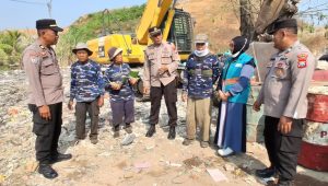 Foto: Satbinmas Polres Madiun Kota menggelar Curhat Kamtibmas dan Jumat Berkah bersama pemilah sampah di TPA Winongo Madiun