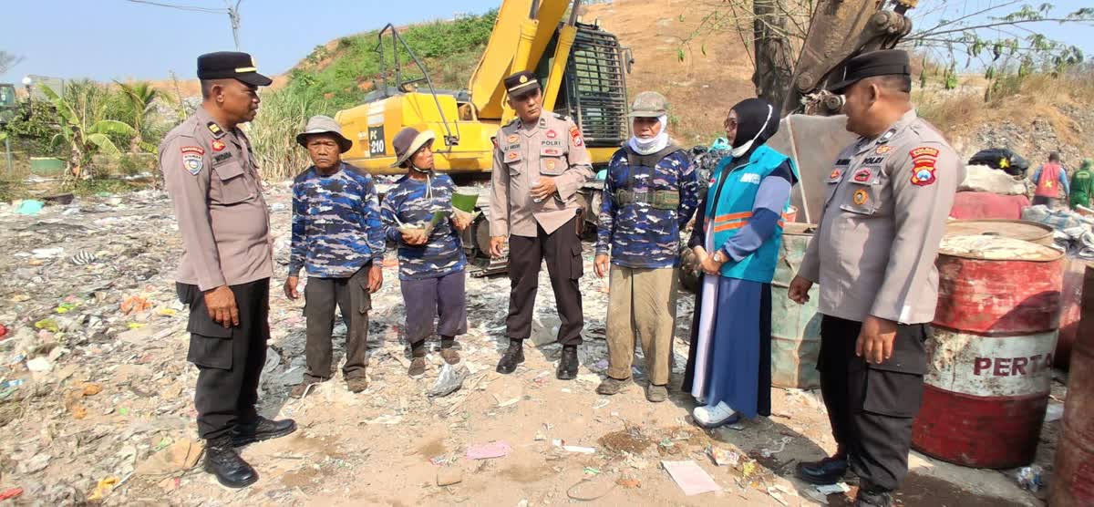 Foto: Satbinmas Polres Madiun Kota menggelar Curhat Kamtibmas dan Jumat Berkah bersama pemilah sampah di TPA Winongo Madiun