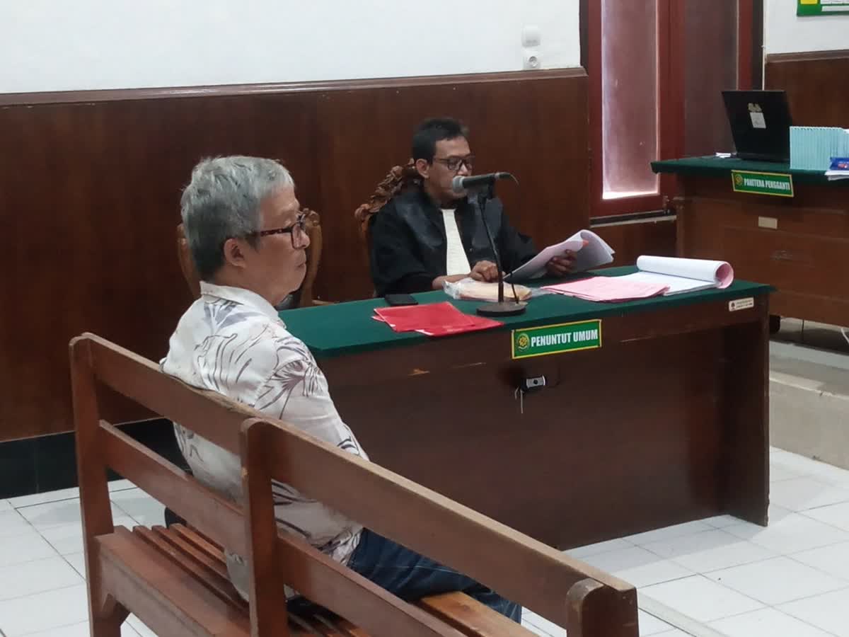 Foto: Sidang dakwaan Liangga Widjadi di Pengadilan Negeri Surabaya terkait dugaan perusakan gembok ruko