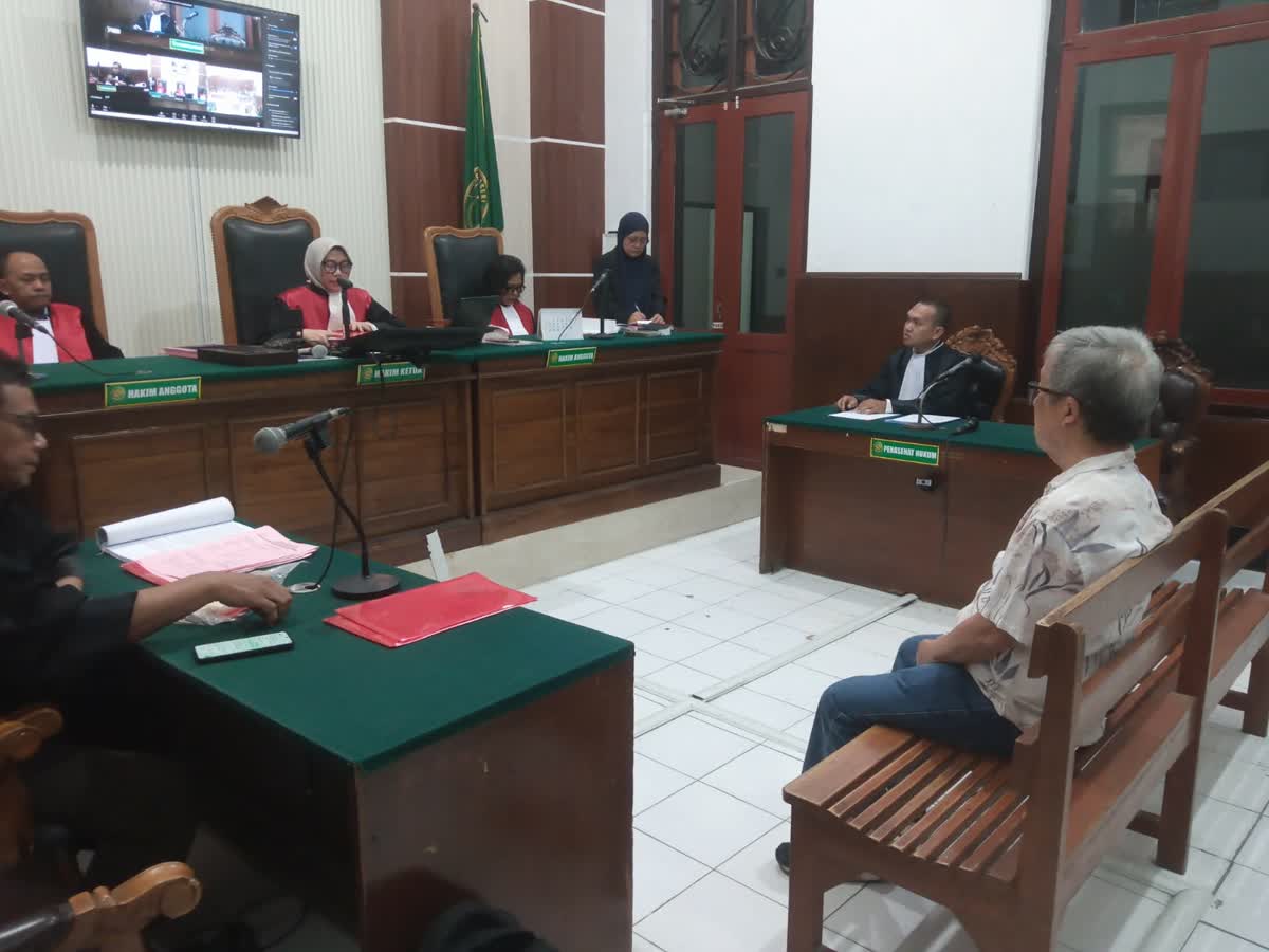 Foto: Sidang dakwaan Liangga Widjadi di Pengadilan Negeri Surabaya terkait dugaan perusakan gembok ruko