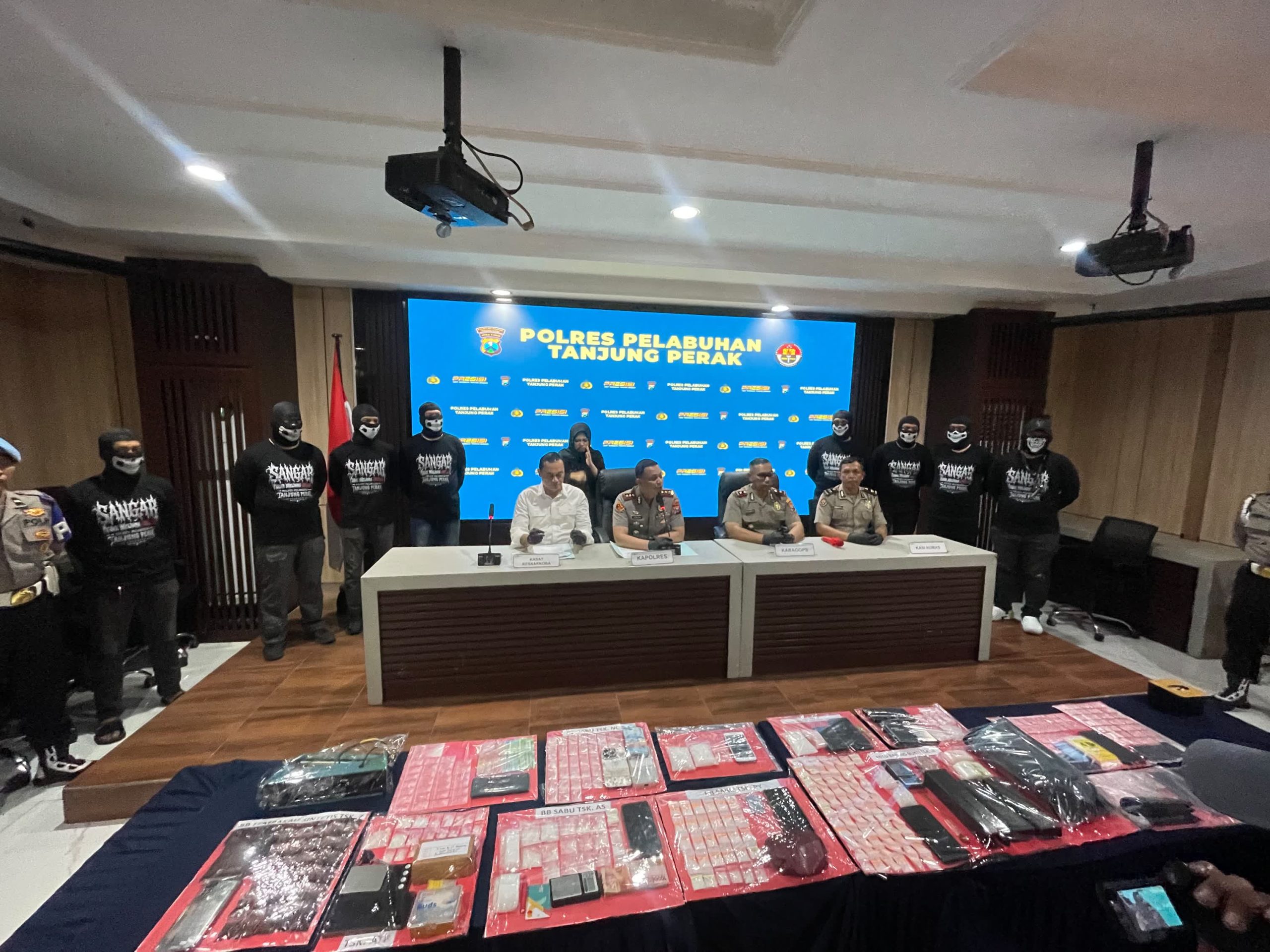 Foto: Polres Pelabuhan Tanjung Perak mengungkap 23 kasus narkoba dan menyita 1,01 kilogram sabu dalam Operasi Tumpas Narkoba Semeru 2026.