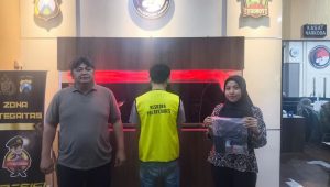 Foto: Satresnarkoba Polrestabes Surabaya mengamankan barang bukti sabu dari tersangka ZA, residivis kasus narkoba 2017