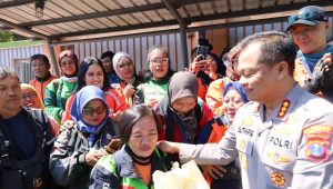 Foto: Kapolrestabes Surabaya KOMBES POL Luthfie Sulistiawan menyerahkan bantuan sembako kepada driver ojol dan warga Surabaya