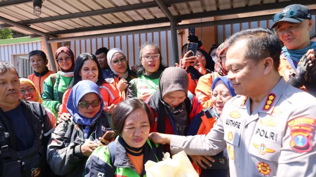 Foto: Kapolrestabes Surabaya KOMBES POL Luthfie Sulistiawan menyerahkan bantuan sembako kepada driver ojol dan warga Surabaya