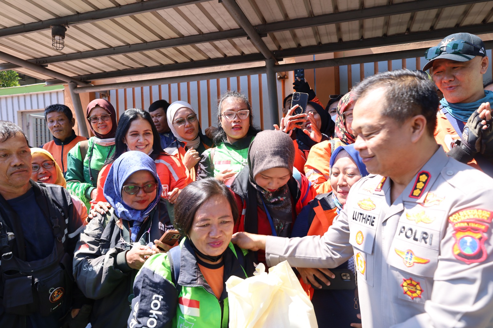 Foto: Kapolrestabes Surabaya KOMBES POL Luthfie Sulistiawan menyerahkan bantuan sembako kepada driver ojol dan warga Surabaya
