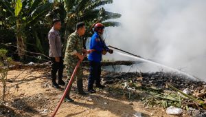 Foto: Babinsa dan petugas Damkar memadamkan kebakaran tumpukan sampah dan pohon bambu di Banjarsari Kulon Madiun