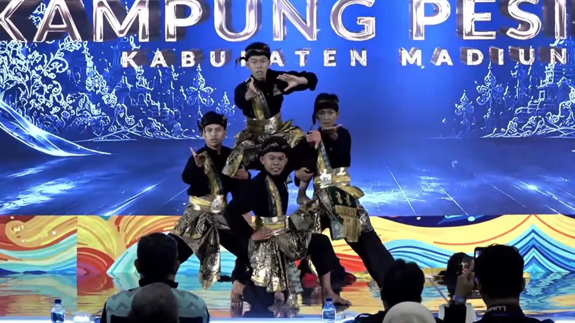 Foto: Penampilan pencak silat dan kesenian Dongkrek Kabupaten Madiun dalam Performance Seni Budaya AOE 2026 di ICE BSD Tangerang