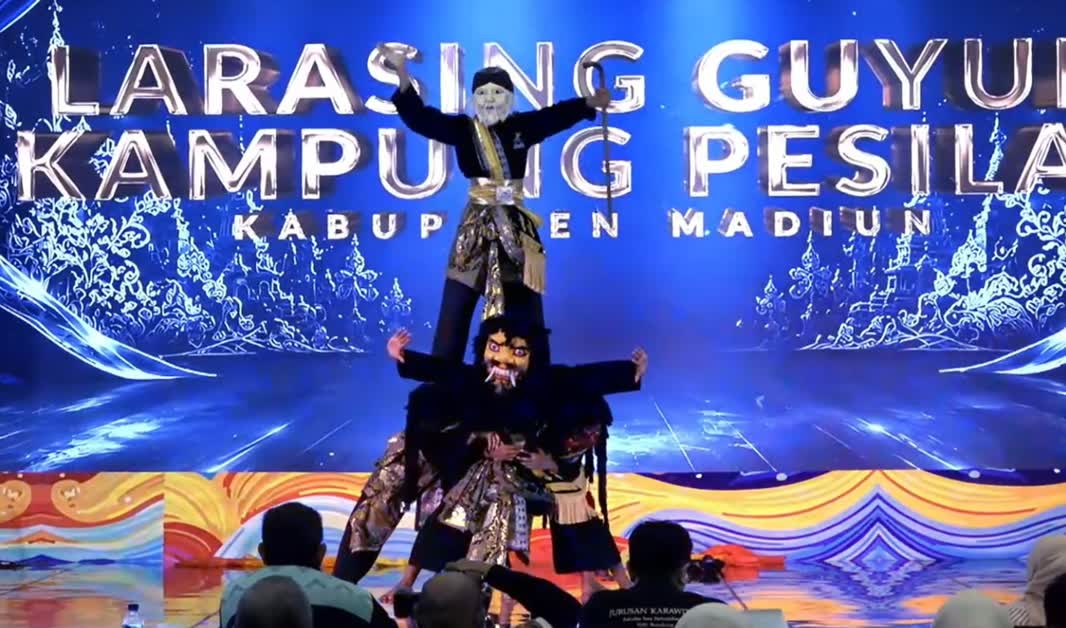 Foto: Penampilan pencak silat dan kesenian Dongkrek Kabupaten Madiun dalam Performance Seni Budaya AOE 2026 di ICE BSD Tangerang