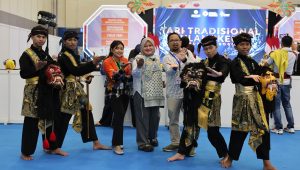 Foto: Penampilan pencak silat dan kesenian Dongkrek Kabupaten Madiun dalam Performance Seni Budaya AOE 2026 di ICE BSD Tangerang