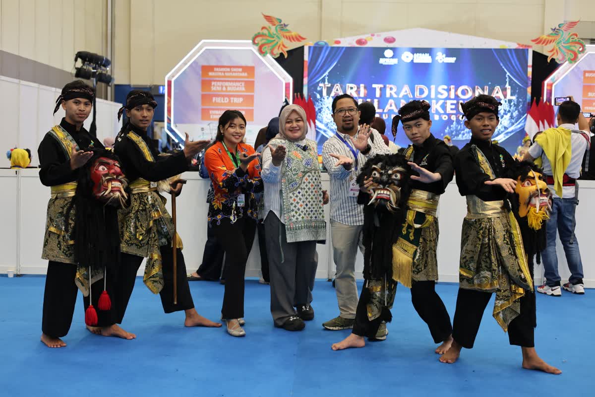 Foto: Penampilan pencak silat dan kesenian Dongkrek Kabupaten Madiun dalam Performance Seni Budaya AOE 2026 di ICE BSD Tangerang