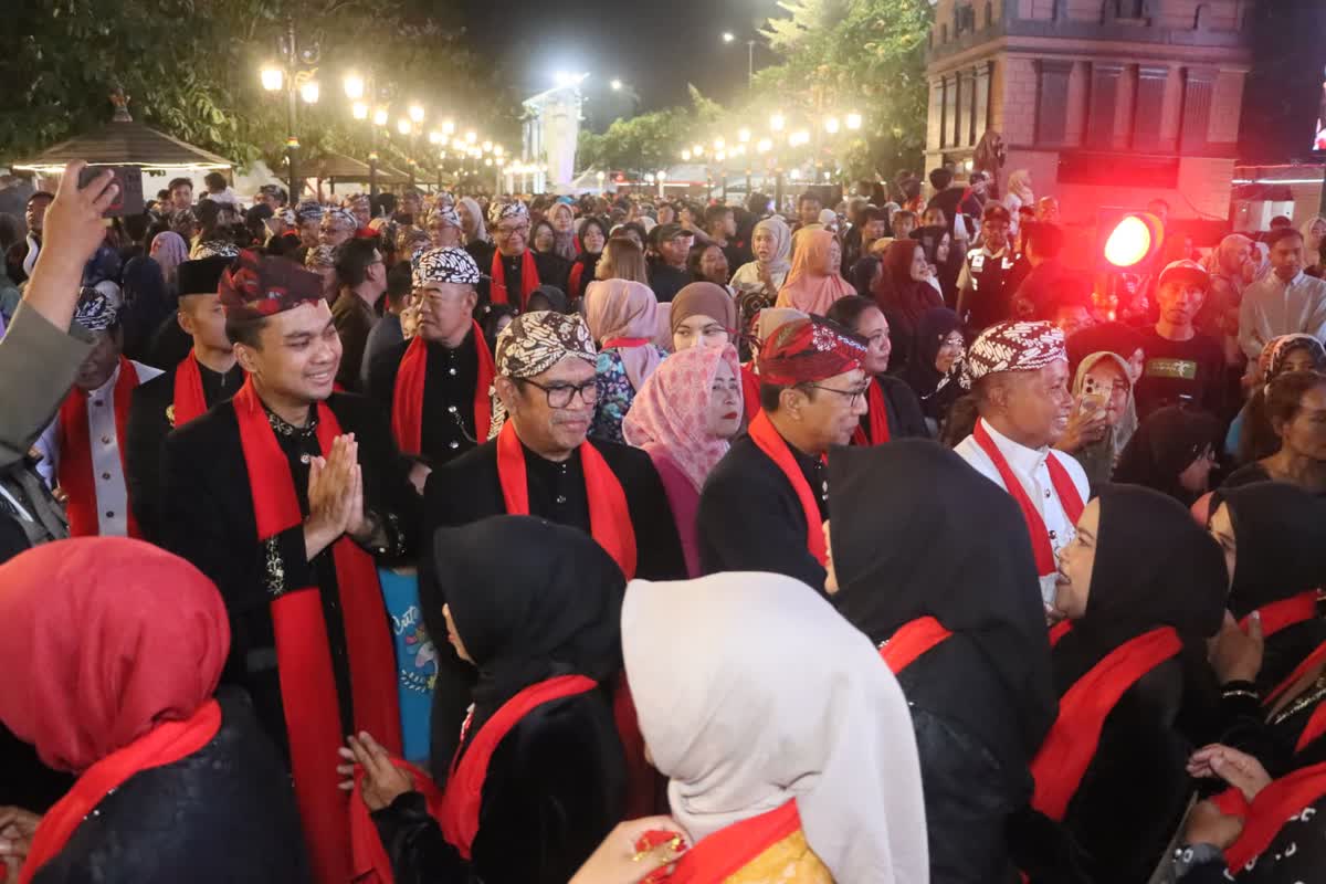 Foto: Ribuan warga mengikuti Madiun Menari 2026 di sepanjang Jalan Pahlawan Kota Madiun
