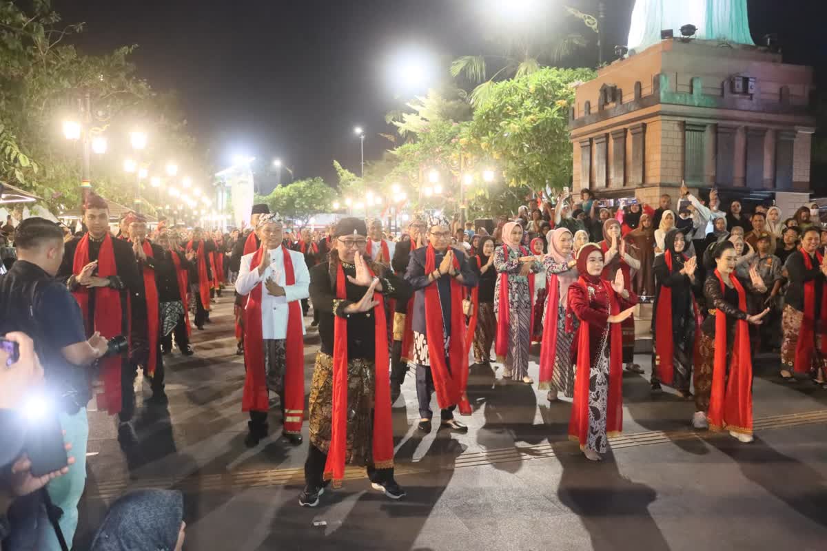 Foto: Ribuan warga mengikuti Madiun Menari 2026 di sepanjang Jalan Pahlawan Kota Madiun