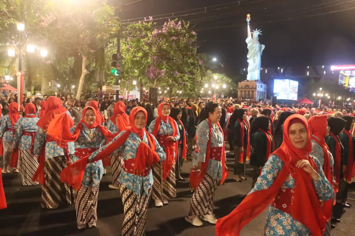 Foto: Ribuan warga mengikuti Madiun Menari 2026 di sepanjang Jalan Pahlawan Kota Madiun