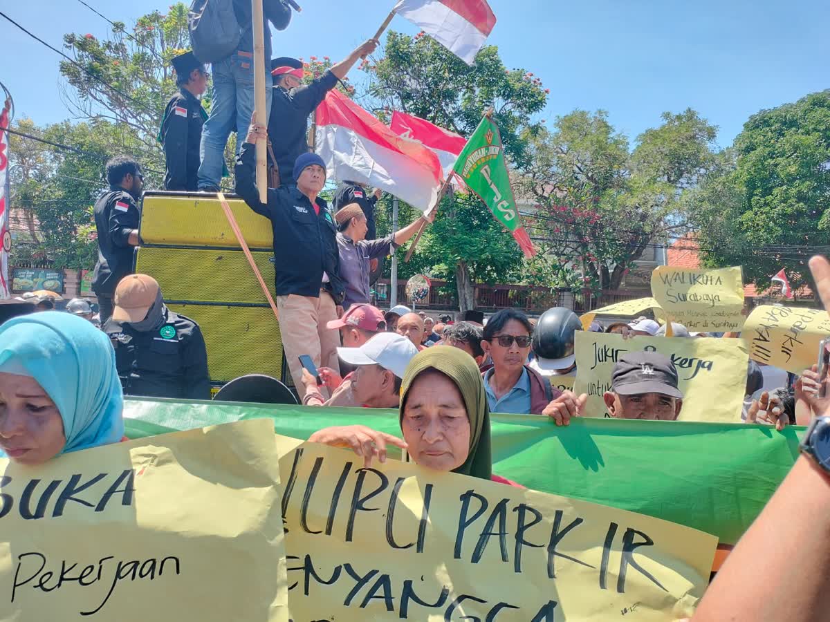 Foto: Ribuan juru parkir Surabaya menggelar aksi demonstrasi di depan Balai Kota Surabaya menuntut evaluasi Digital Parking dan peningkatan kesejahteraan
