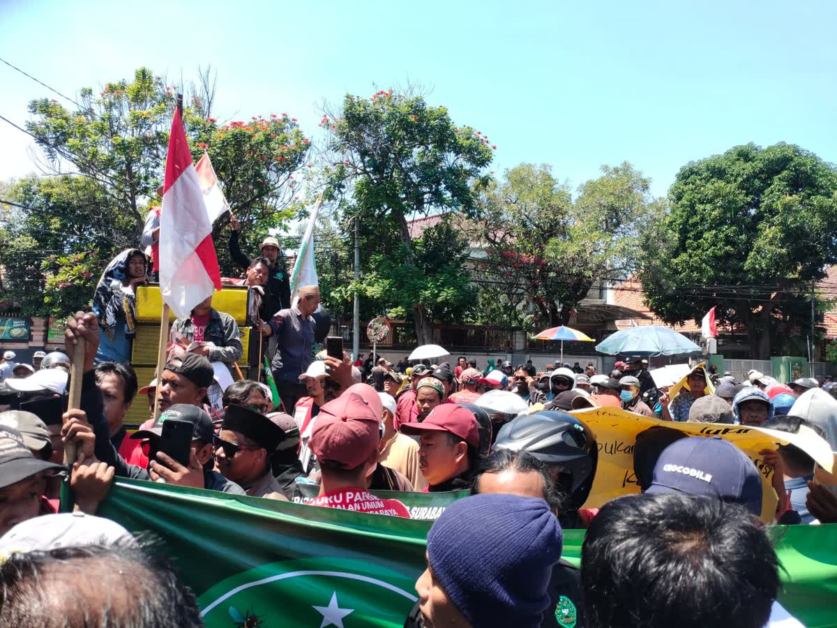Foto: Ribuan juru parkir Surabaya menggelar aksi demonstrasi di depan Balai Kota Surabaya menuntut evaluasi Digital Parking dan peningkatan kesejahteraan
