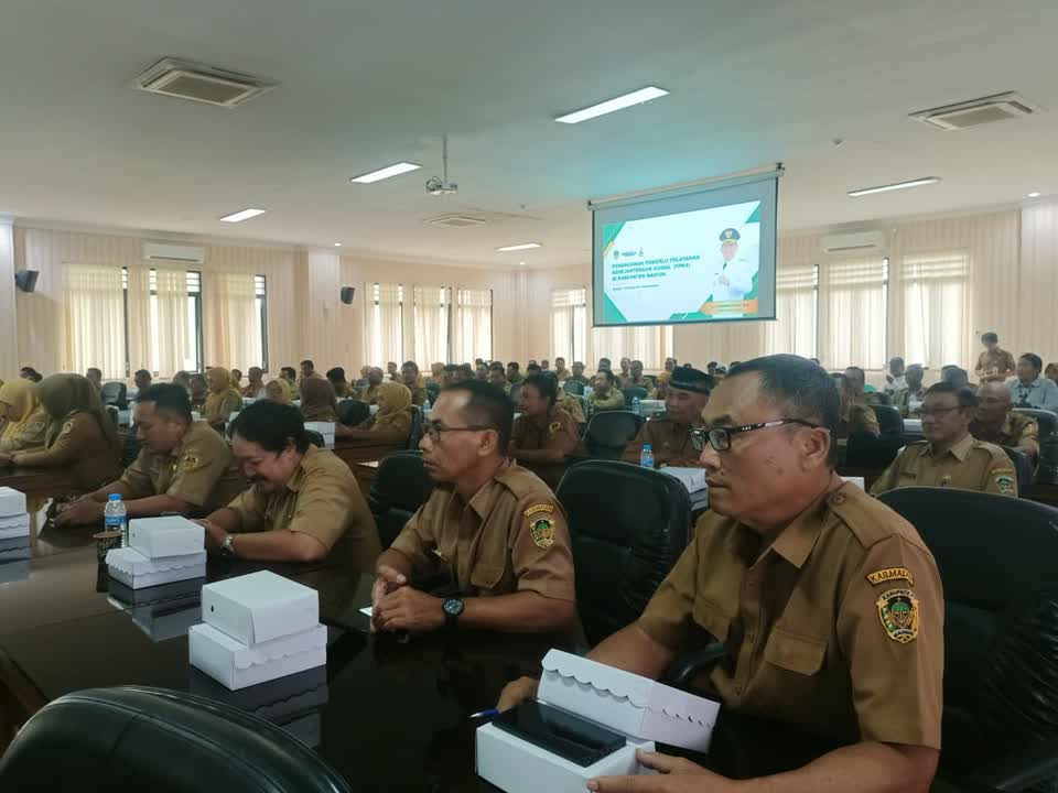 Foto: Bupati Madiun Hari Wuryanto saat sosialisasi penanganan PPKS dan aturan pengangkatan anak kepada para kepala desa di Caruban.