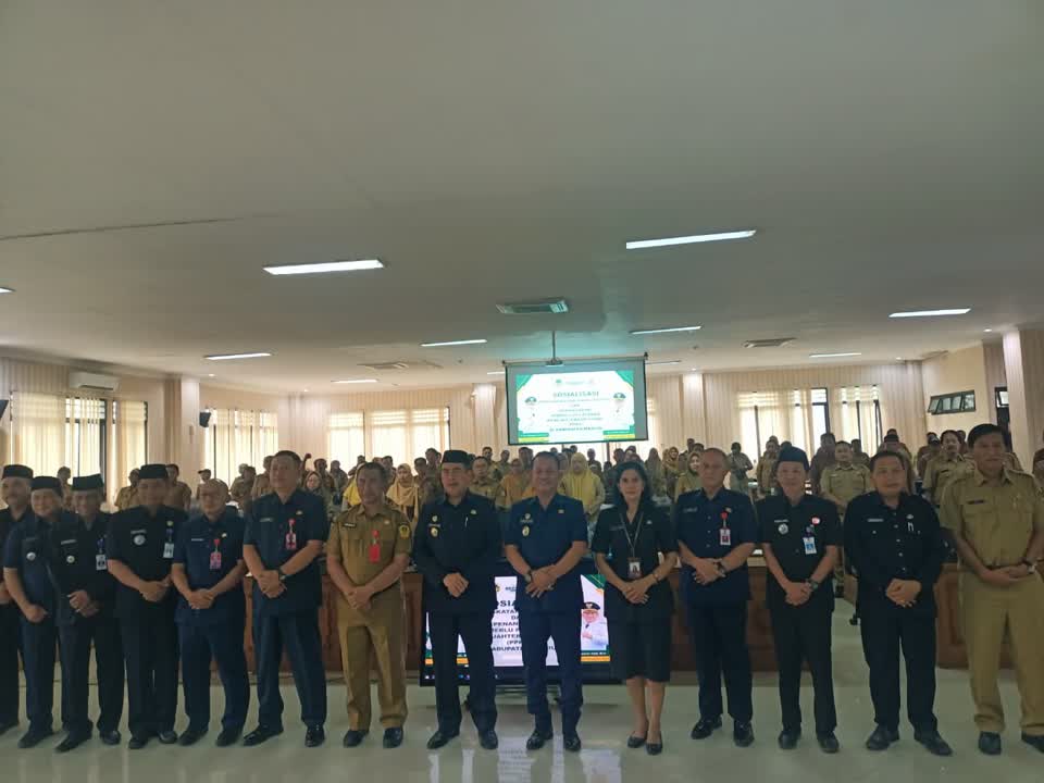 Foto: Bupati Madiun Hari Wuryanto saat sosialisasi penanganan PPKS dan aturan pengangkatan anak kepada para kepala desa di Caruban.