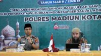 Foto: Kapolres Madiun Kota AKBP Rizki Pratama W.P. menyerahkan santunan dalam peringatan Maulid Nabi Muhammad SAW 1448 H di Masjid Al-Muhlisin.