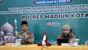 Foto: Kapolres Madiun Kota AKBP Rizki Pratama W.P. menyerahkan santunan dalam peringatan Maulid Nabi Muhammad SAW 1448 H di Masjid Al-Muhlisin.