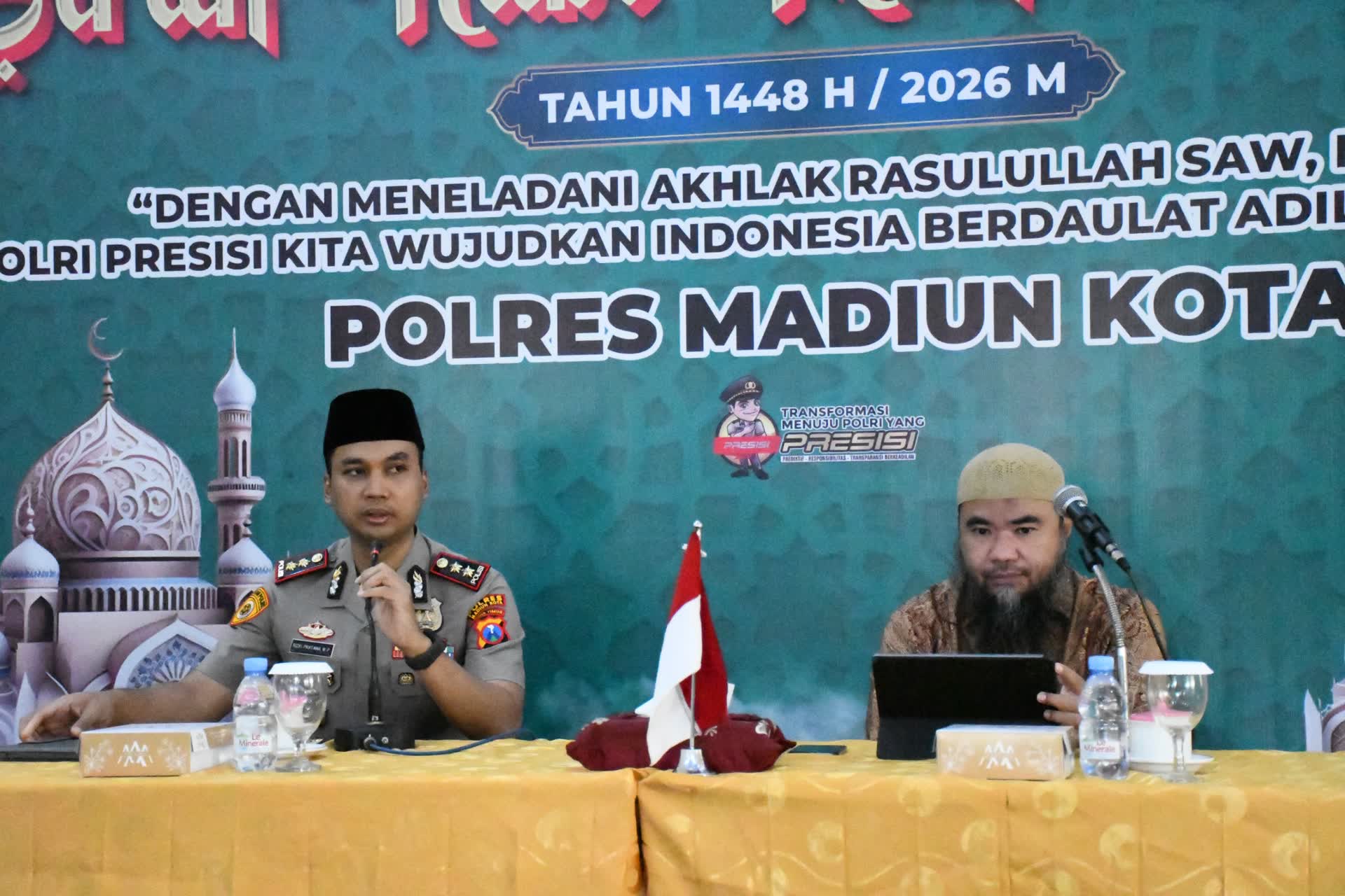 Foto: Kapolres Madiun Kota AKBP Rizki Pratama W.P. menyerahkan santunan dalam peringatan Maulid Nabi Muhammad SAW 1448 H di Masjid Al-Muhlisin.