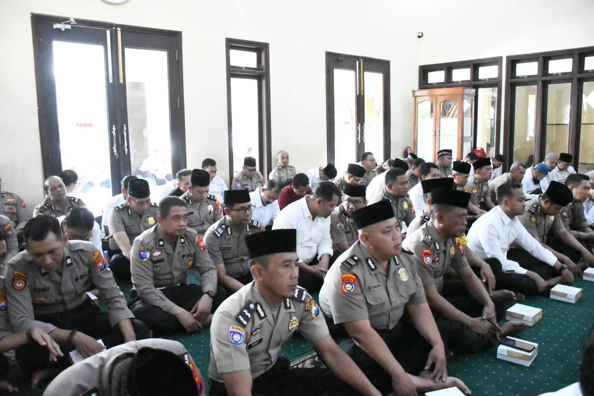 Foto: Kapolres Madiun Kota AKBP Rizki Pratama W.P. menyerahkan santunan dalam peringatan Maulid Nabi Muhammad SAW 1448 H di Masjid Al-Muhlisin.