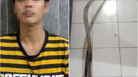Foto: Polisi mengamankan tersangka dan celurit sepanjang 1,5 meter yang diduga berkaitan dengan tawuran di Surabaya