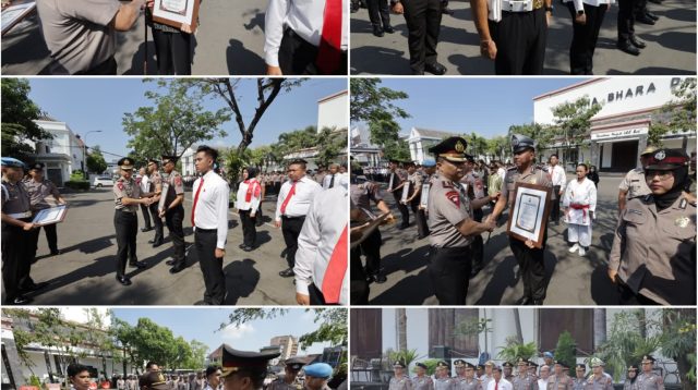 Foto: Kapolrestabes Surabaya Kombes Pol Luthfie Sulistiawan memberikan penghargaan kepada personel dan masyarakat berprestasi