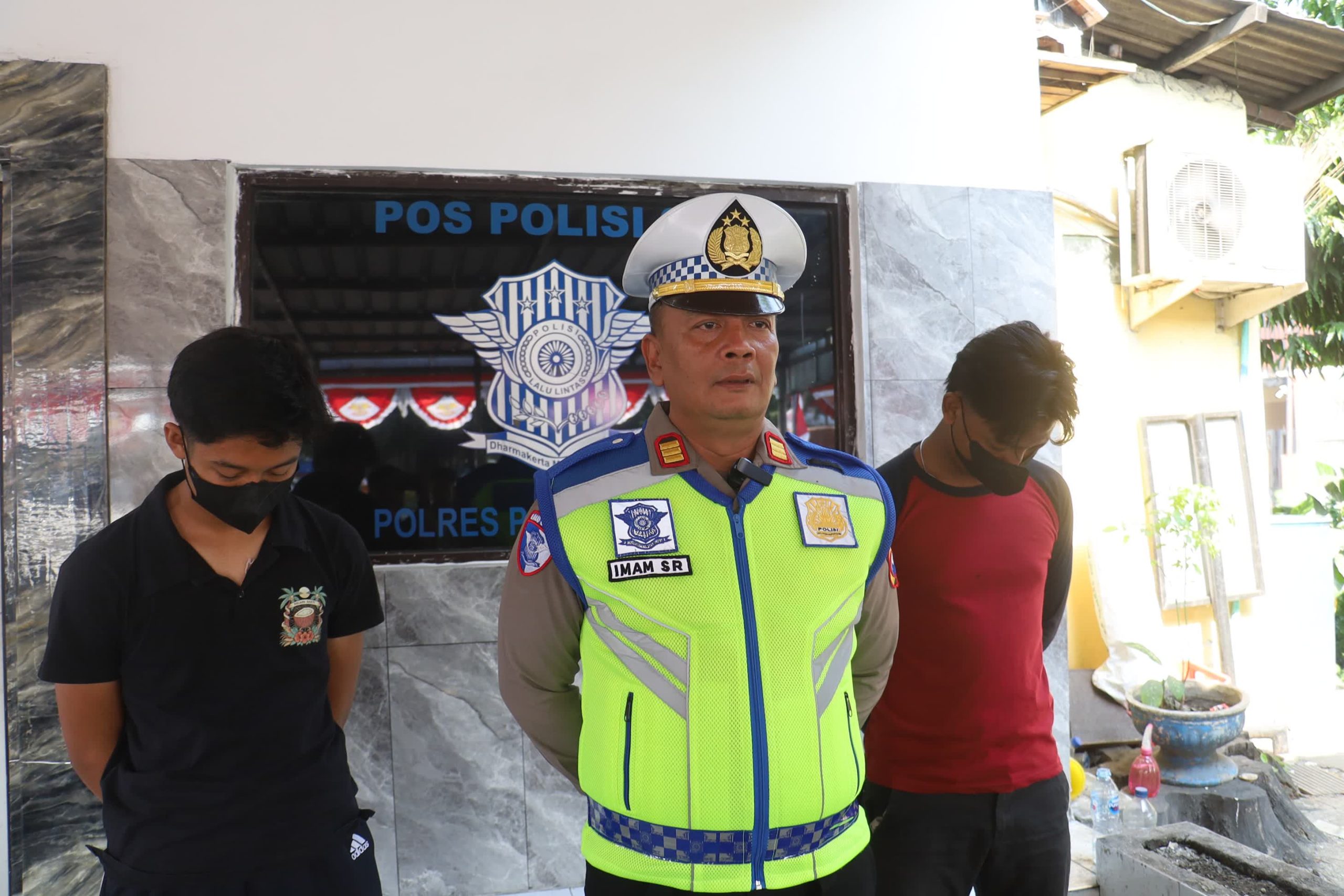 Foto: Satlantas Polres Pelabuhan Tanjung Perak menindak pengemudi truk ugal-ugalan yang viral di media sosial