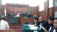 Foto: Kuasa hukum Eko Yuwono, Andry Ermawan, saat membacakan nota pembelaan atau pledoi di persidangan Surabaya. Foto: Kuasa hukum Eko Yuwono, Andry Ermawan, saat membacakan nota pembelaan atau pledoi di persidangan Surabaya.