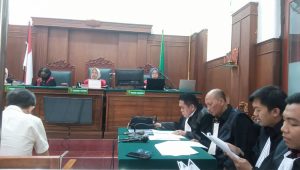 Foto: Kuasa hukum Eko Yuwono, Andry Ermawan, saat membacakan nota pembelaan atau pledoi di persidangan Surabaya.