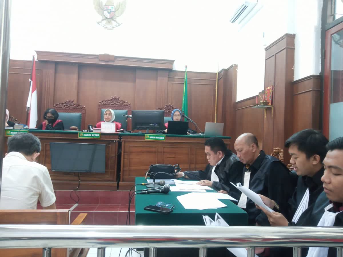 Foto: Kuasa hukum Eko Yuwono, Andry Ermawan, saat membacakan nota pembelaan atau pledoi di persidangan Surabaya.