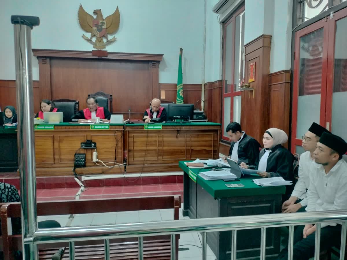 Foto: Sidang dugaan penganiayaan Louis Prasetya di Pengadilan Negeri Surabaya dengan agenda pemeriksaan saksi korban