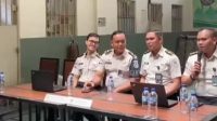Foto: Jajaran Rutan Kelas I Surabaya Sidoarjo melayani dan memeriksa administrasi warga binaan melalui program Rusabaya Menyapa di Blok D Dayamandala.