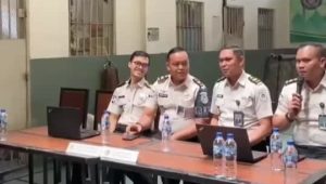Foto: Jajaran Rutan Kelas I Surabaya Sidoarjo melayani dan memeriksa administrasi warga binaan melalui program Rusabaya Menyapa di Blok D Dayamandala.