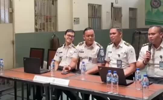 Foto: Jajaran Rutan Kelas I Surabaya Sidoarjo melayani dan memeriksa administrasi warga binaan melalui program Rusabaya Menyapa di Blok D Dayamandala.