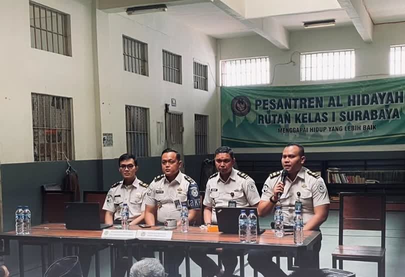 Foto: Jajaran Rutan Kelas I Surabaya Sidoarjo melayani dan memeriksa administrasi warga binaan melalui program Rusabaya Menyapa di Blok D Dayamandala.